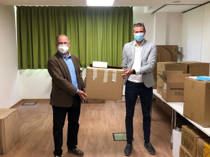 Übergabe der Masken durch das Kollegium Bauunternehmer