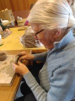 Zusammen mit Morin Pichler, Kunststudentin mit Schwerpunkt Keramik, können unserer Heimbewohner sich kreativ ausleben.  In diesem generationsübergreifenden Kunstprojekt werden die Bewohnerinnen und Bewohner des Seniorenheims eingeladen, gemeinsam Gefäße, Gegenstände und Skulpturen aus Ton zu erschaffen. Die Teilnahme am Projekt ist offen für alle, unabhängig von Vorkenntnissen oder Erfahrungen mit Keramik. Die Senioren werden angeleitet und unterstützt, so dass jeder seine Kreativität entfalten kann. Neben der Arbeit mit dem Ton, sollen Gespräche zum Thema geführt werden, so können sich die Heimbewohner verbal und kreativ ausdrücken. Am Ende des Projekts, zum ‘Tag der Senioren‘ im Oktober, werden die fertigen Arbeiten in einer öffentlichen Ausstellung präsentiert.